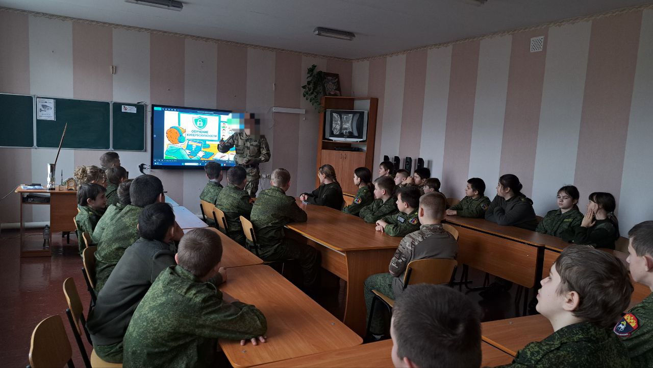 Сегодня, в "Станично-Луганской средней школе имени Грекова П.М." военнослужащие совместно с педагогом-организатором Пелых Людмилой Михайловной провели урок по кибербезопасности специально для учащихся кадетских классов