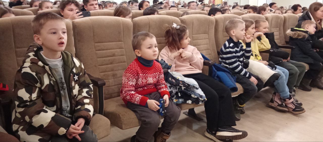 Настоящую новогоднюю сказку с любимыми героями, Дедом Морозом, Снегурочкой и сладкими сюрпризами подарили детям Лисичанска