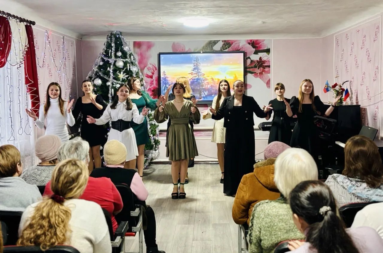 В Дьяковской музыкальной школе, в канун новогодних торжеств, состоялся концерт "Школа встречает друзей" для родных и близких героев СВО и всех желающих