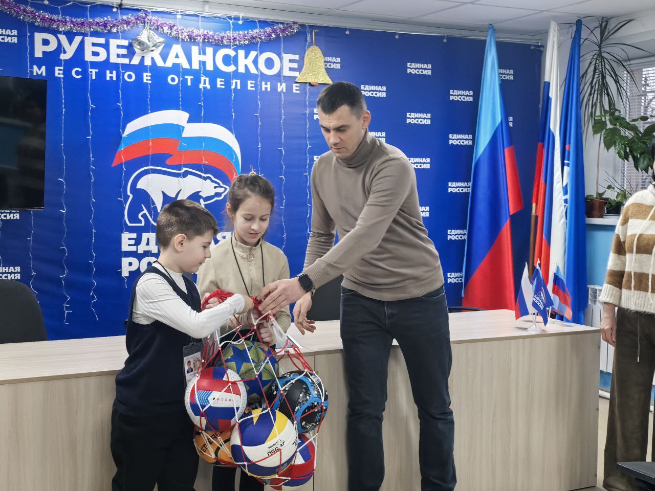 Поддержка спорта среди молодежи: новые мячи для Рубежного