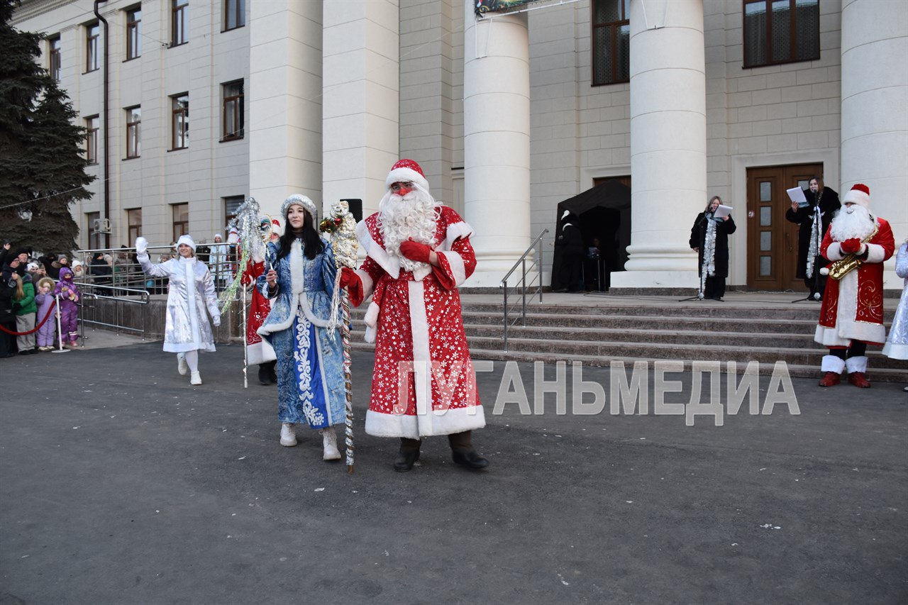 На главной площади Краснодона состоялось открытие новогодней елки