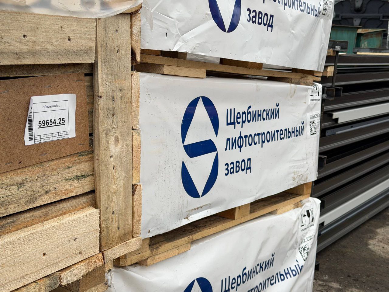 Андрей Губарев: В Первомайск доставлена первая партия лифтового оборудования в рамках программы капитального ремонта