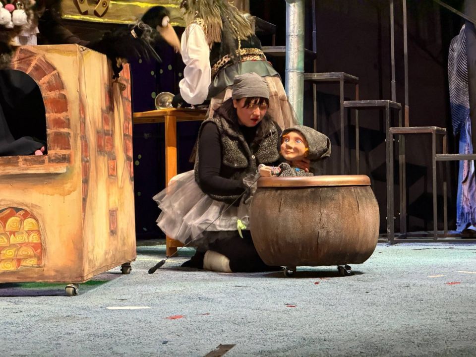 В Луганском академическом театре кукол состоялась долгожданная премьера! С аншлагом стартовал волшебный новогодний спектакль «Ерошка и Баба Яга»