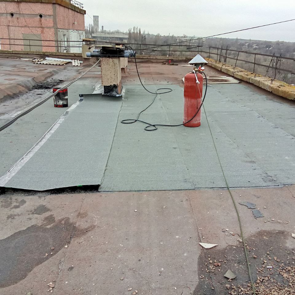 Брянковский филиал НКО «Единый региональный фонд по управлению многоквартирными домами на территории ЛНР» продолжает работы по ремонту мягких кровель многоквартирных домов города