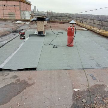 Брянковский филиал НКО «Единый региональный фонд по управлению многоквартирными домами на территории ЛНР» продолжает работы по ремонту мягких кровель многоквартирных домов города