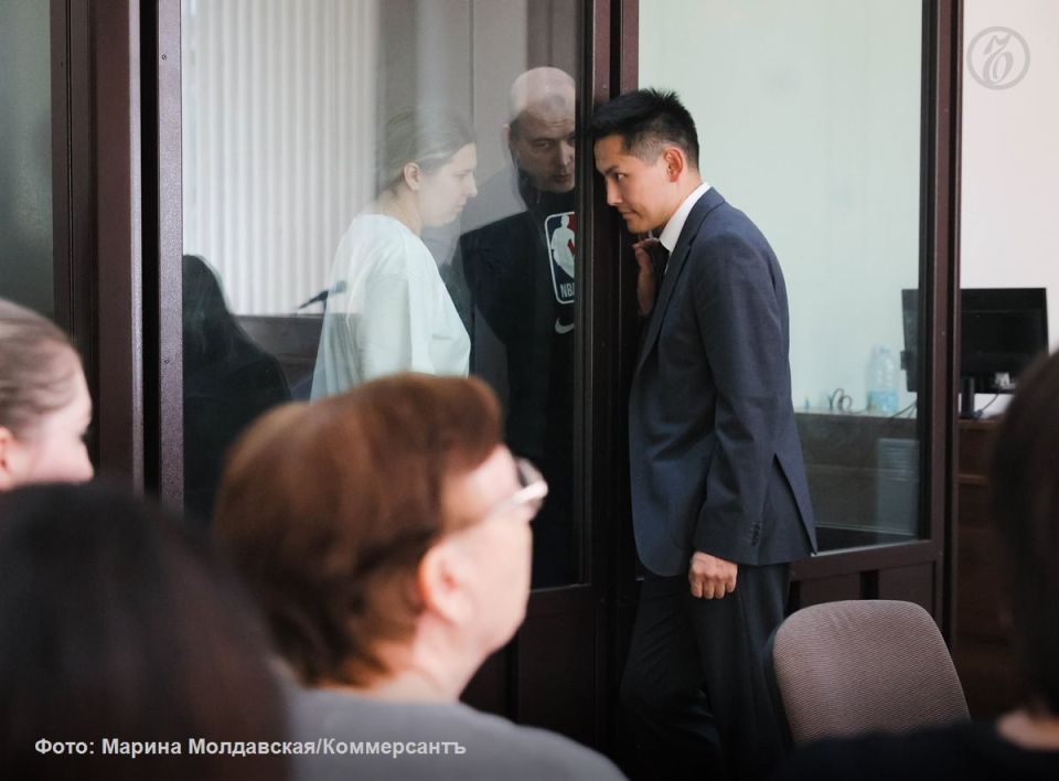 В Кировском райсуде Екатеринбурга гособвинитель передал стороне защиты новое обвинительное заключение по уголовному делу экс-главы свердловского филиала паспортно-визового сервиса (ПВС) МВД Александра Луканина и управляющей...