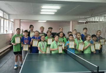 Команда Лутугинской спортивной школы приняла участие в соревнованиях по настольному теннису в Свердловске