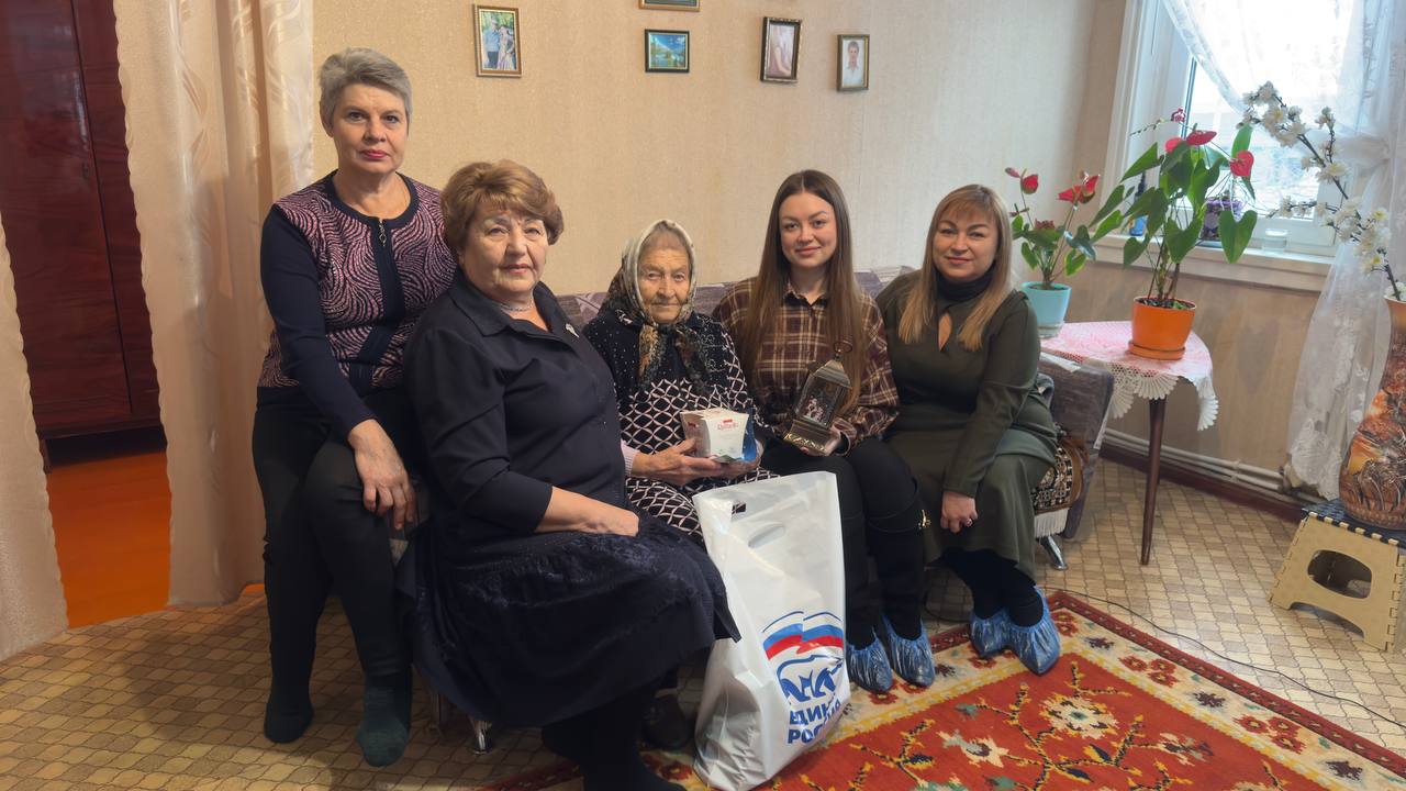 Антрацитовские единороссы поздравили ветеранов в рамках акции «С Новым годом, Ветеран!»