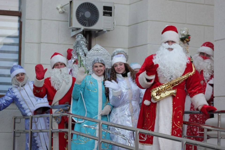 В Краснодонском муниципалитете проходят праздничные открытия новогодних ёлок