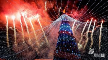 Главная новогодняя елка ЛНР зажгла свои огни в Луганске