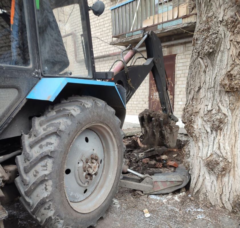 Сотрудники Краснодонского филиала Единой управляющей компании (ЕУК) продолжают работу по улучшению состояния жилого фонда на территории своего обслуживания