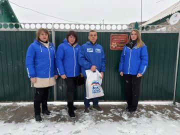 Активисты Партии "Единая Россия" поздравили с наступающим Новым годом ветерана Великой Отечественной Войны Кияницкого Василия Матвеевича и вручили ему поздравительную открытку от Секретаря Луганского регионального отделения...