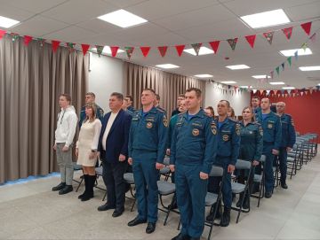 Сегодня Глава Станично-Луганского муниципального округа Альберт Зинченко поздравил личный состав 17-го пожарно-спасательного отряда ФПС ГПС Главного управления МЧС России по ЛНР с Днём спасателя и 35-летием МЧС России