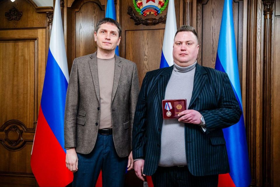 Алексей Самойлов наградил фармацевтов из прифронтовых районов республики