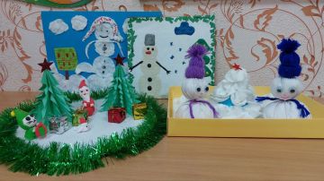 В преддверии Нового года, в ГБДОУ ЛНР «Беловодский ясли-сад №3 «Родничок» педагоги организовали выставку поделок «Помощники Деда Мороза» в которой, вместе с детьми, приняли активное участие и их родители