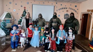 Вячеслав Третьяков: В Кременском муниципальном округе предновогоднее настроение набирает обороты! Администрация Кременского МО совместно с представителями военной полиции и комендатуры посетили детские сады в г. Кременная...