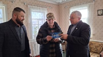 В рамках традиционной предновогодней акции «С Новым годом, ветеран!» Председатель фракции ВПП "Единая Россия" Джан Погодин-Новиков совместно с заместителем Председателя Совета депутатой Сергеем Квачуком посетили почетного...