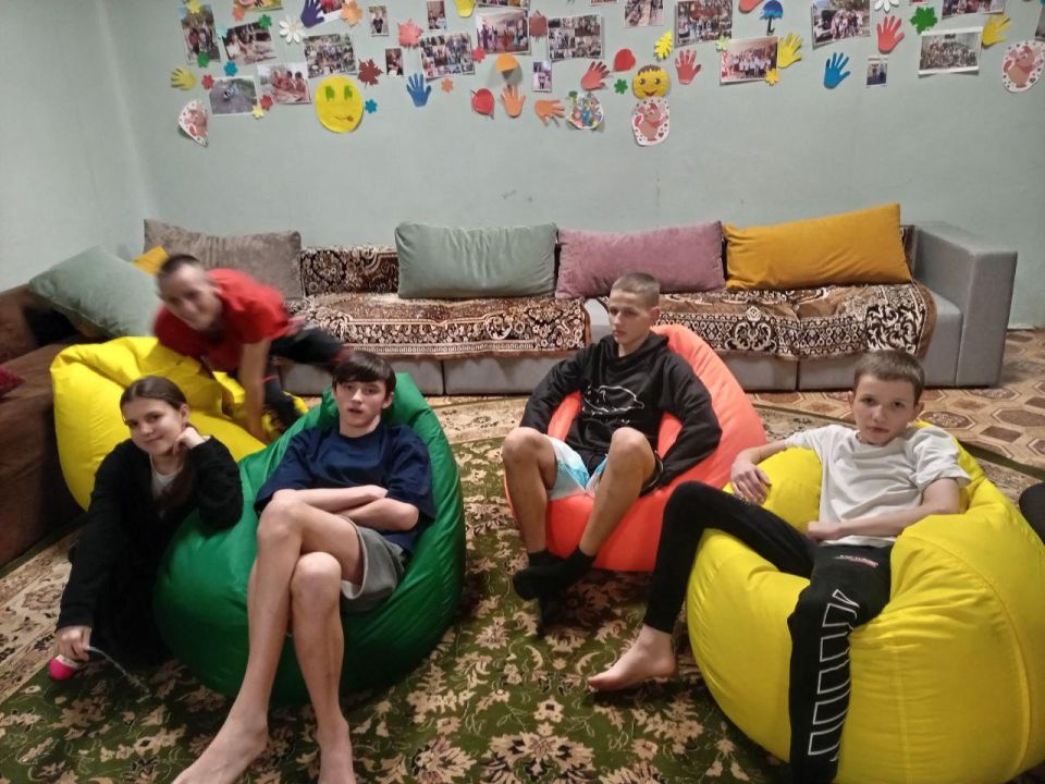 Мягкие кресла-мешки получили в подарок от Тюменской области ребята в УВК «Забота»