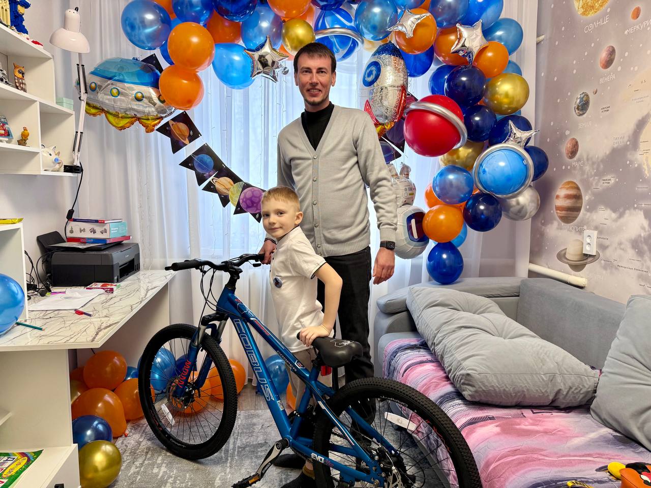 Константин Роговенко исполнил новогоднюю мечту Ильи из Свердловска, который загадал в подарок скоростной велосипед