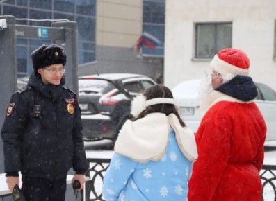 Юные луганчане поздравили с наступающими праздниками полицейских, несущих службу по охране общественного порядка