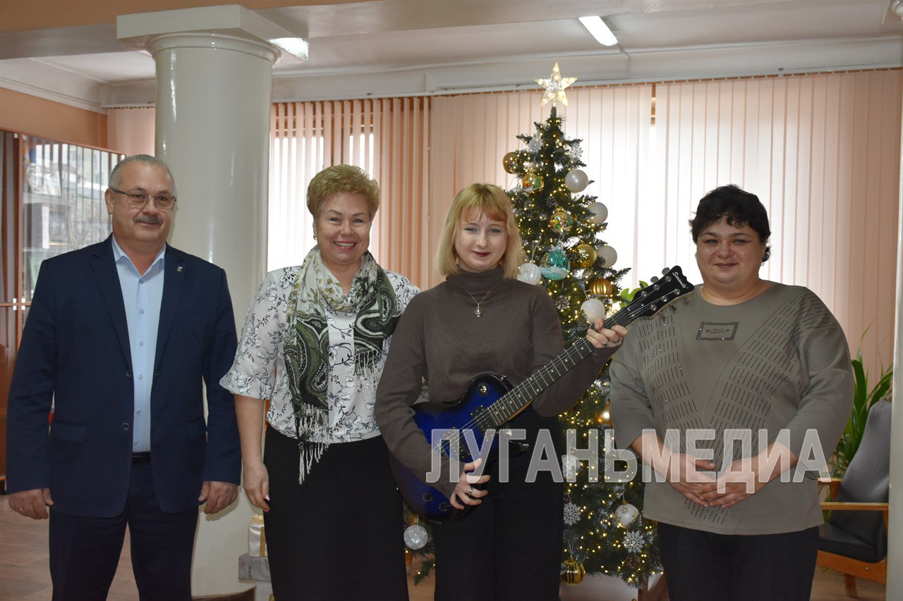 Cенатор РФ от ЛНР Ольга Бас исполнила желание Татьяны Разенко из Антрацита в рамках акции «Елка желаний»