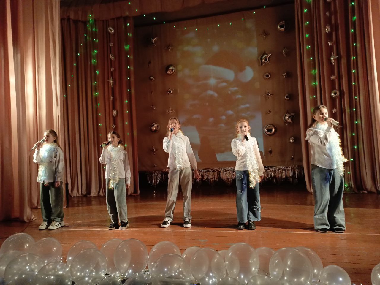 В преддверии Нового года в поселке городского типа Дубовский состоялся праздничный концерт, подаривший всем зрителям незабываемую атмосферу волшебства и предпраздничного настроения