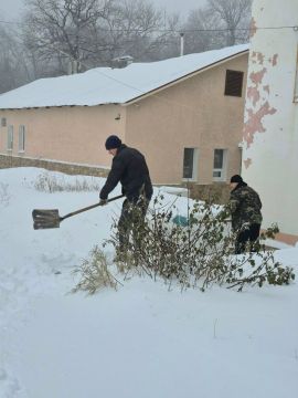 В связи с резким ухудшением погодных условий сотрудники стадиона «Авангард» оперативно приступили к расчистке территории