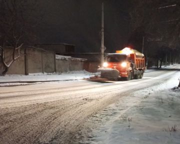 МУП «Служба дорожного хозяйства и благоустройства города Алчевска ЛНР» проведены работы на территории города по расчистке от снега и обработке противогололедными материалами проезжих частей и перекрестков, остановок...