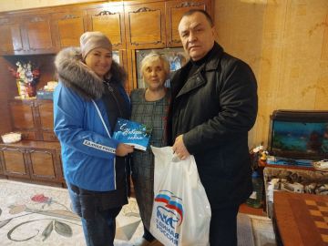 Партийный актив Единой России в Красном Луче поздравил ветеранов Великой Отечественной войны с наступающими праздниками