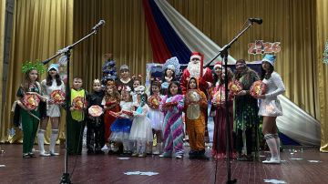 В населенных пунктах, находящихся в ведении отдела по жизнеобеспечению пгт Новосветловка, с. Белоскелеватое, с. Пархоменко, п. Хрящеватое, проходят весёлые новогодние мероприятия