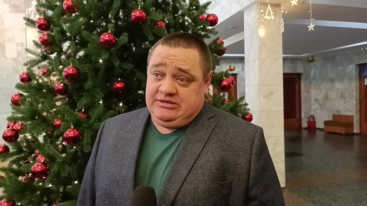 В преддверии Нового года в Ровеньках состоялся льготный показ театрализованной постановки-мюзикла «Летучий корабль»