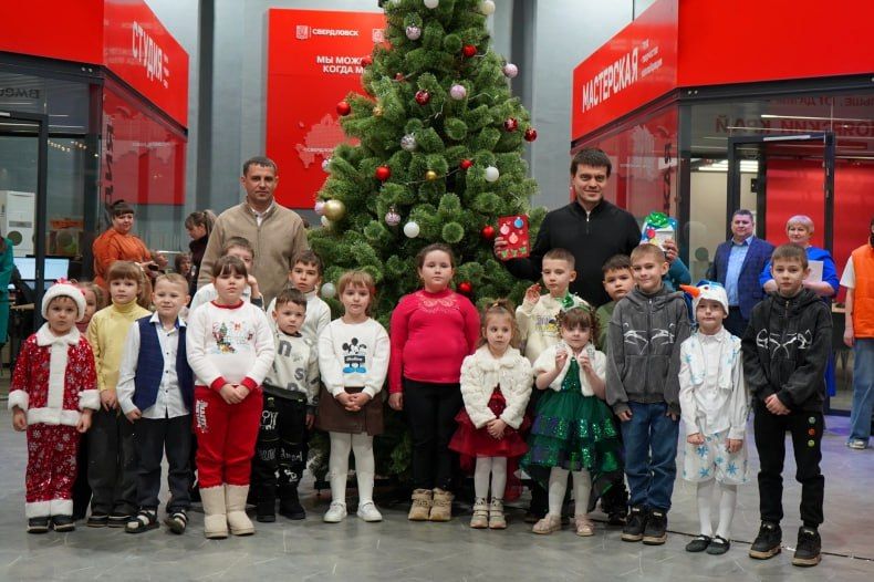 Губернатор Красноярского края Михаил Котюков на новогоднем утреннике поздравил свердловских детей из семей погибших участников СВО