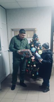 В рамках благотворительной акции «Ёлка желаний» начальник ОМВД России «Рубежанский» Амаев Магомедрасул Таймасханович исполнил новогоднее желание Дениса Гребня