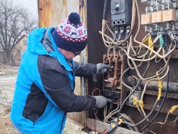 Специалисты аварийной бригады из Удмуртии восстановили электроснабжение школы села Веселая Тарасовка в Лутугинском округе