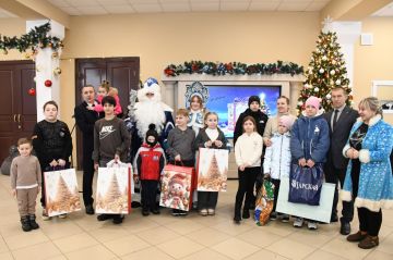 В Первомайске с наступающим новым годом поздравили детей защитников Отечества