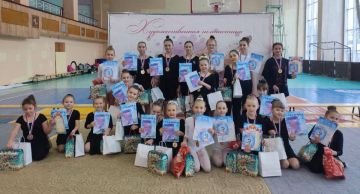 В преддверии новогодних праздников в «Спортивном комплексе – Антрацит» царила атмосфера волшебства и грации! Секция художественной гимнастики организовала праздничное физкультурное мероприятие, где юные спортсменки...