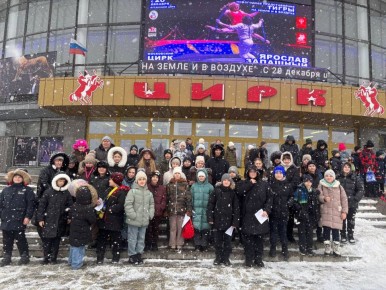 Сегодня 40 учащихся льготных категорий города Ровеньки посетили премьер-шоу Луганского государственного цирка "Тигры на земле и в воздухе"