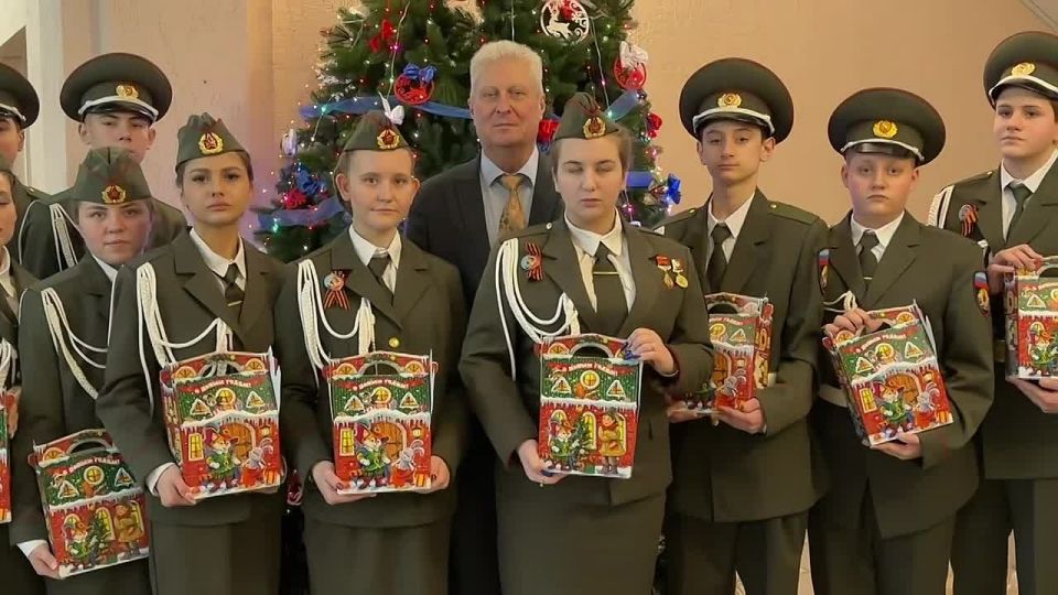 Сергей Козенко: Сегодня, по сложившейся традиции, личный состав Почетной Вахты Памяти Пост № 1 города Краснодона посетил Администрацию с поздравлениями с наступающим Новым годом и Рождеством Христовым