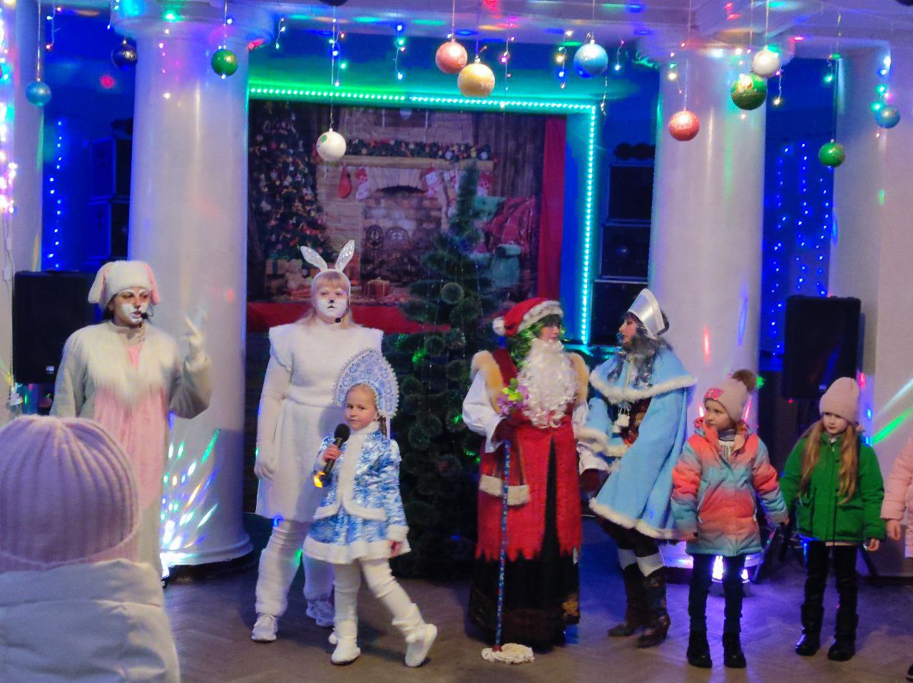 В Доме культуры города Вахрушево состоялось праздничное новогоднее представление для детей