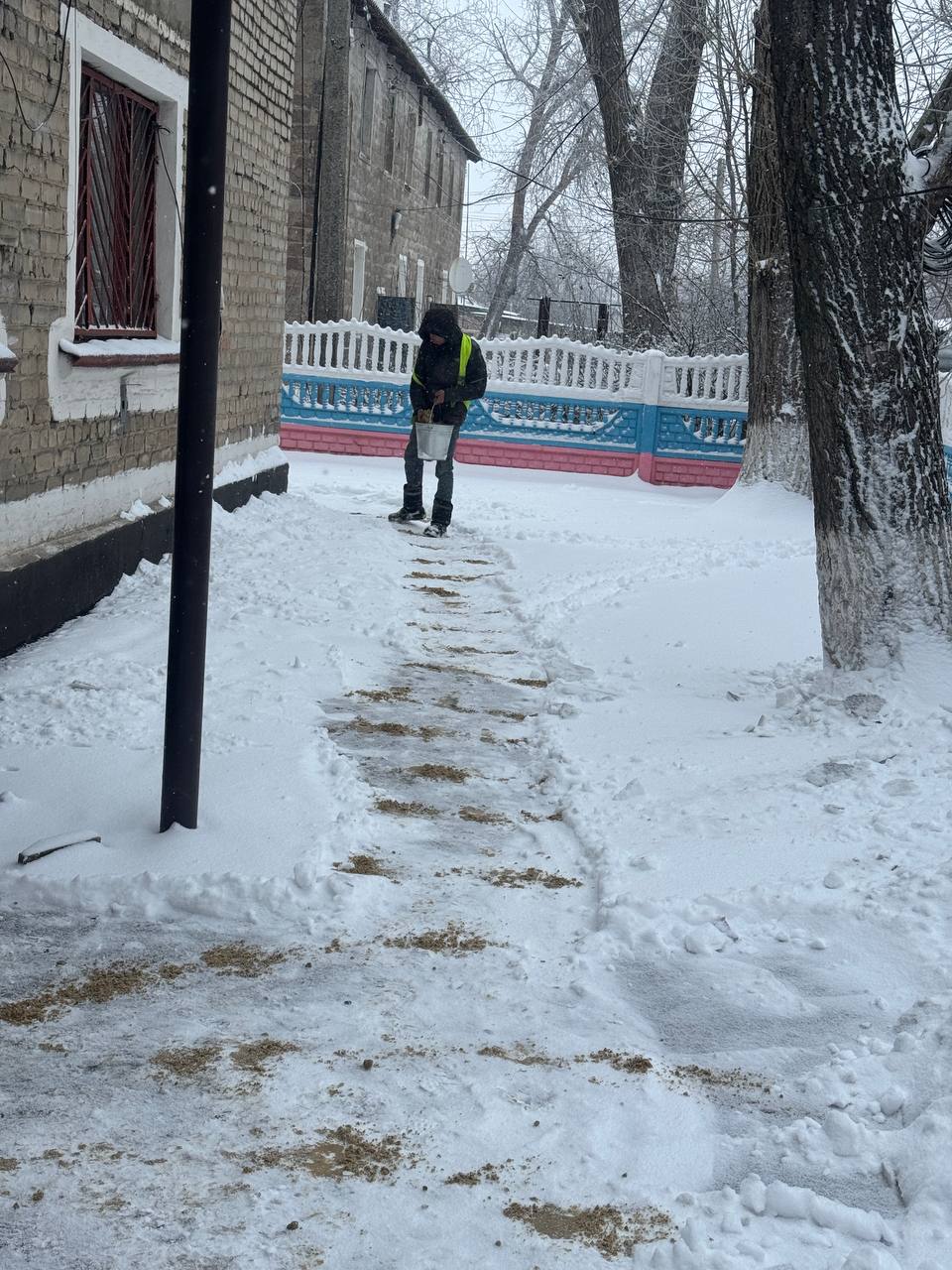 Очистка снега в Ровеньках: безопасность и удобство пешеходов