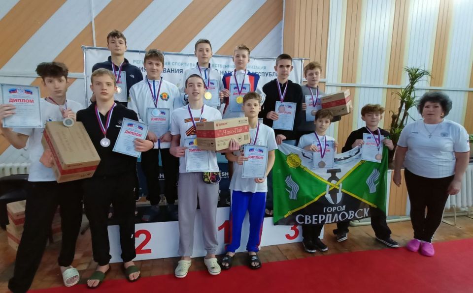 С 26 по 27 декабря в городе Луганск в плавательном бассейне «Юность» проходили Республиканские соревнования по плаванию «Новогодние старты»