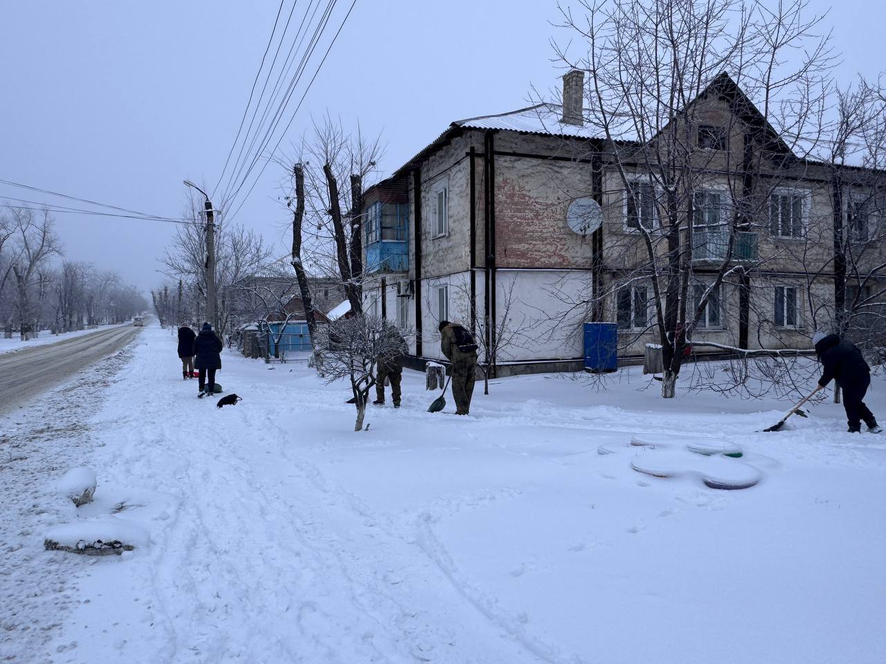 Андрей Рубанцов: Работники МУП «ЖЭК» города Ровеньки продолжают борьбу со снежным покровом!