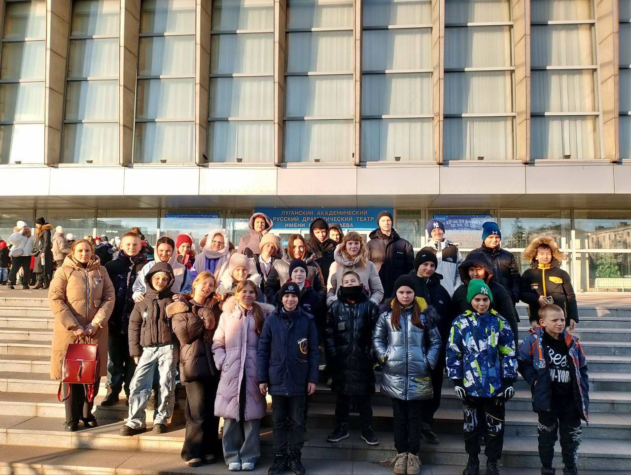 25 декабря 2025 года в преддверии самых волшебных праздников обучающиеся 5-7 классов ГБОУ ЛНР "СЛУВК с. Теплое" отправились в захватывающее путешествие в мир новогодней сказки