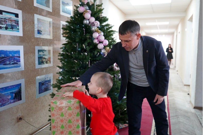 ВрИП Главы округа Игорь Ковальчук вручил подарки детям в рамках «Ёлки желаний»