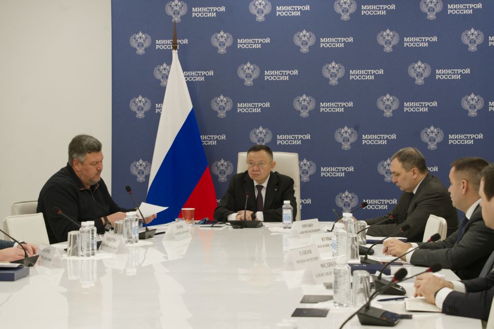 Глава Минстроя России Ирек Файзуллин в преддверии новогодних праздников провел Всероссийское совещание по вопросам прохождения ОЗП и действий по ликвидации аварийных ситуаций в ЖКХ