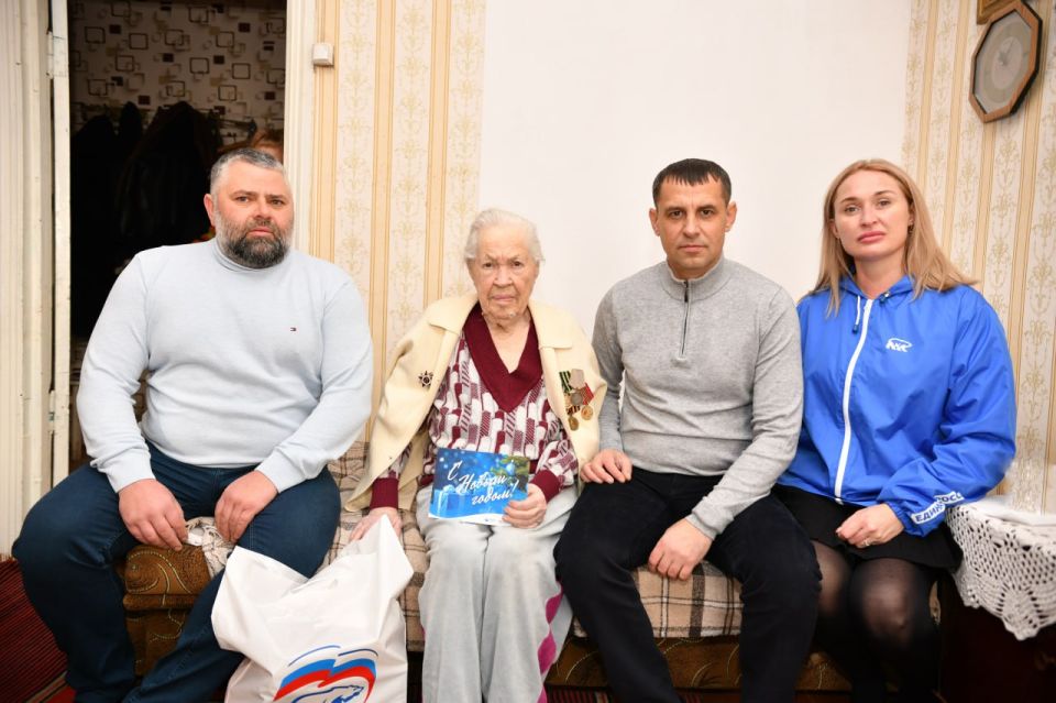 Единороссы по всей ЛНР поздравляют ветеранов с Новым годом