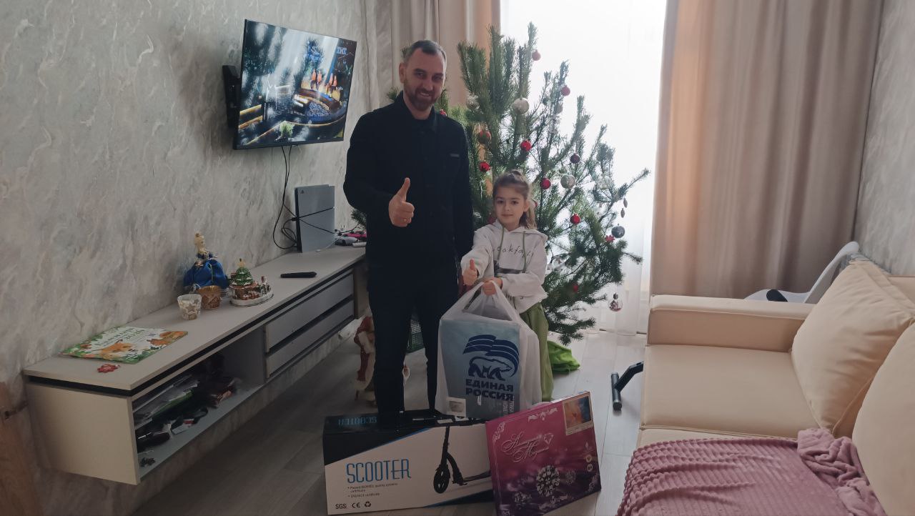 Депутат Народного Совета ЛНР Дмитрий Хорошилов исполнил новогоднюю мечту юной жительницы г. Лутугино