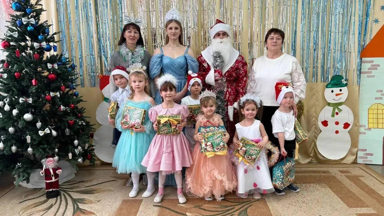 Накануне праздника делегация Кочубеевского муниципального округа отправилась в гости к ребятам и педагогам образовательных учреждений Антрацитовского округа Луганской Народной Республики