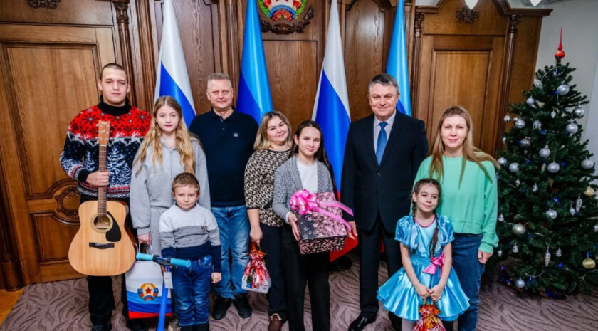 Пасечник вручил подарки четырем юных участникам «Елок желаний» из ЛНР