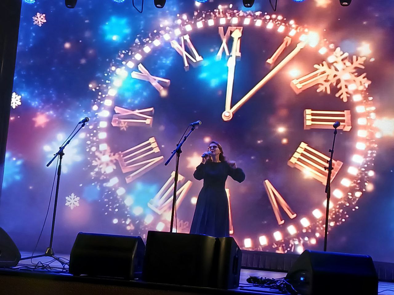 Сегодня в дворце культуры Станицы Луганской состоялся грандиозный Новогодний концерт, который собрал на одной сцене лучшие коллективы нашего муниципального округа